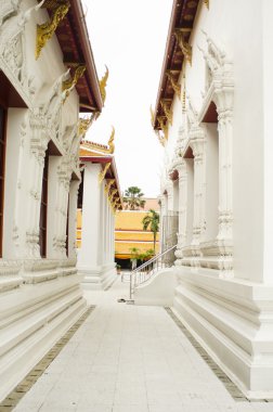 tapınağın binalar arasında geçiş