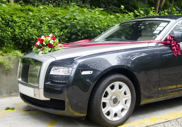 Svatební auto s červené stužky — Stock fotografie