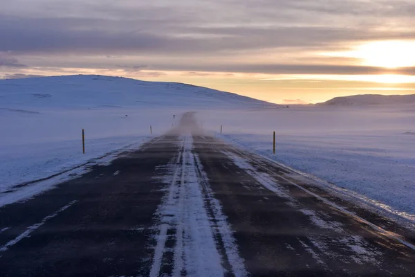 Winderig Besneeuwd Weg Het Noorden Van Ijsland — Stockfoto