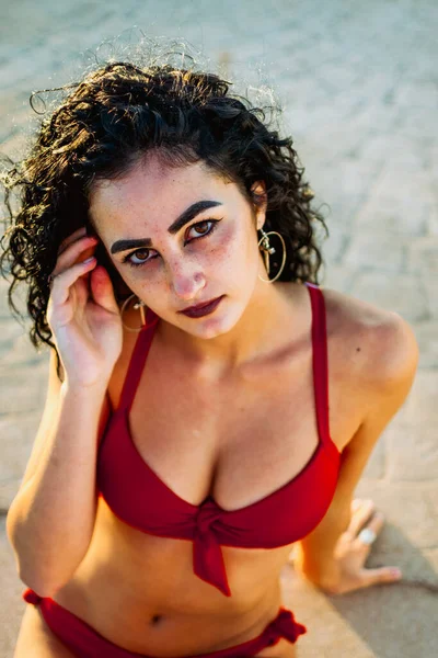 Bella Giovane Donna Bikini Sulla Spiaggia — Foto Stock