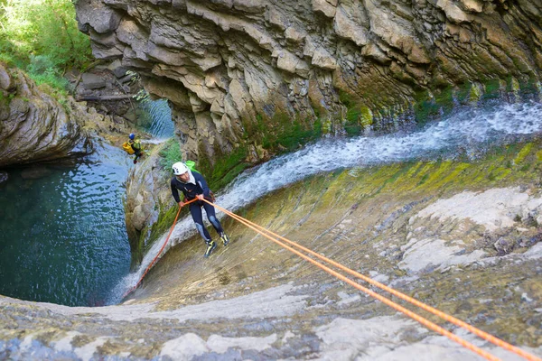 Man Canyoning Furco Canyon Broto Village Pyrenees Espanha — Fotografia de Stock