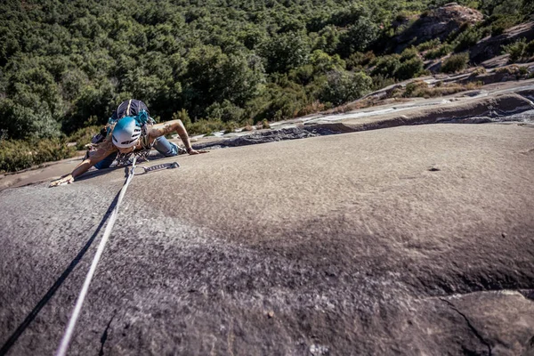 Lächelnde Frau Blickt Kamera Klettert Spanien — Stockfoto