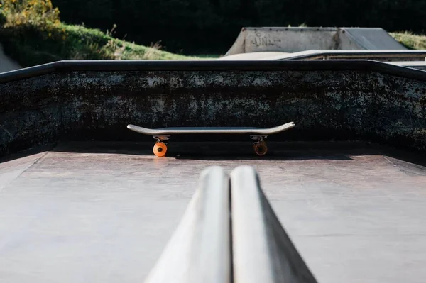 Κοντινό Πλάνο Ενός Skateboard Στο Δρόμο — Φωτογραφία Αρχείου