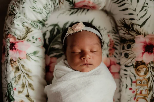 Новорожденный Ребенок Спит Постели — стоковое фото