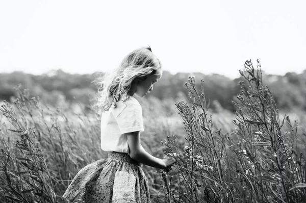 Flicka Tankeväckande Promenader Genom Blommor Stranden Sommaren — Stockfoto