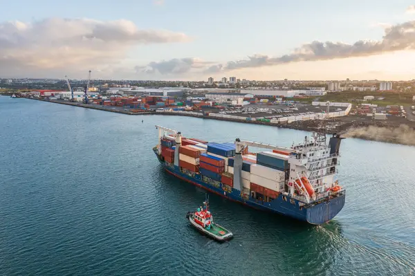 Barco Piloto Está Guiando Buque Carga Para Atracar — Foto de Stock