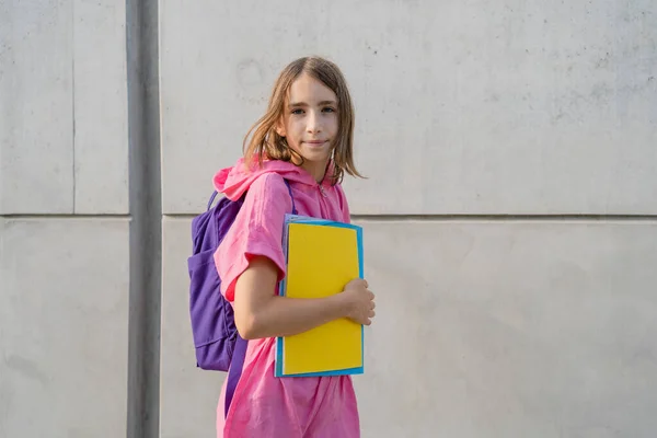 Adolescente Com Uma Mochila Escolar Cadernos Frente Fundo Cinza — Fotografia de Stock