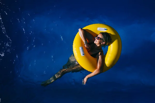 Femme Ans Profitant Une Journée Ensoleillée Dans Piscine Avec Flotteur — Photo