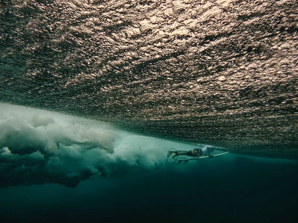 Schöne Aufnahme Eines Surfers Meer Vor Naturkulisse — Stockfoto