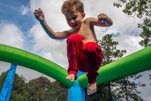 Мальчик Прыгает Детской Площадке — стоковое фото