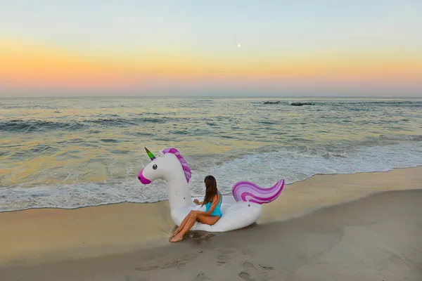 Chica Mágica Sienta Balsa Unicornio Playa Spring Lake Nueva Jersey — Foto de Stock