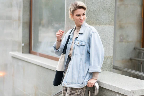 Junge Schöne Frau Posiert Sommer Draußen Blauer Jeansjacke — Stockfoto