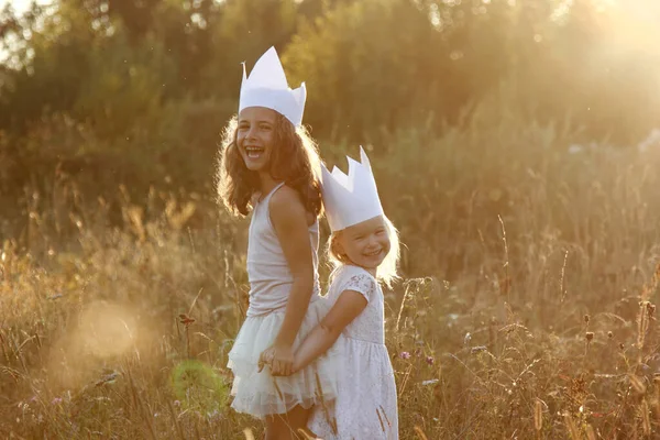 Deux Filles Jouant Les Princesses Dans Rue — Photo