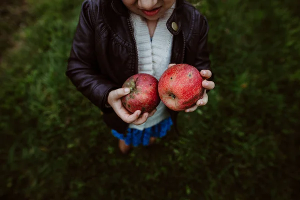 Homme Avec Une Pomme Rouge Dans Les Mains Une Jeune — Photo
