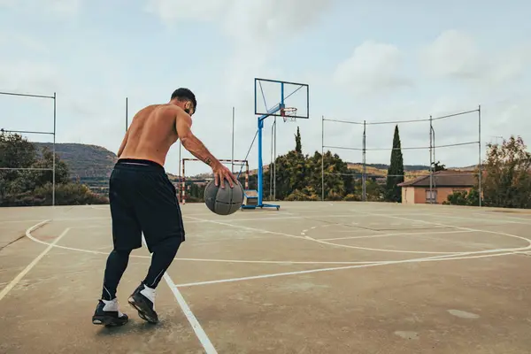 Jeune Garçon Entraînant Seul Sur Terrain Basket — Photo