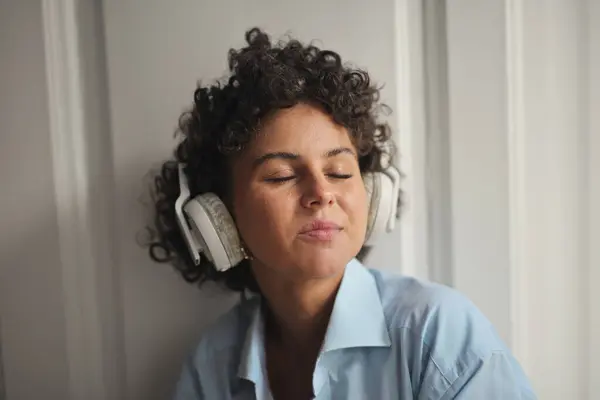 Young Woman Listens Music Headphones — Stock Photo, Image