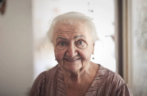 Portret Starszej Pani Jej Domu — Zdjęcie stockowe