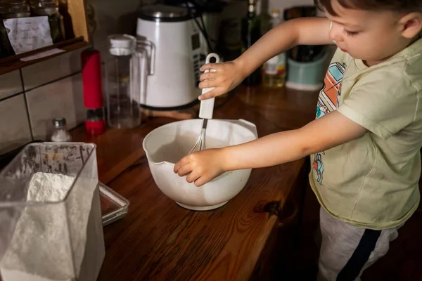 Menino Chicoteando Misturando Bolo Manteiga Tigela Branca Com — Fotografia de Stock