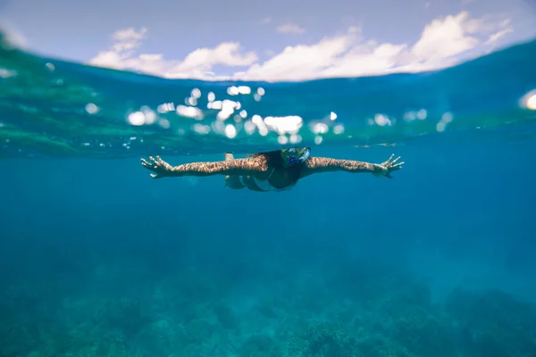 海でシュノーケリングをする若い女性は — ストック写真