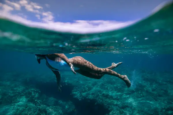 Genç Kadın Denizde Şnorkelle Yüzüyor — Stok fotoğraf