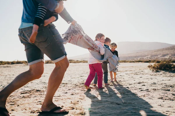 Kleine Kinder Spielen Auf Sand Strand — Stockfoto