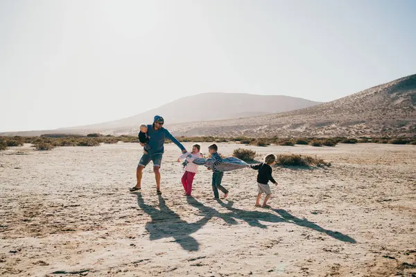 Kleine Kinderen Die Het Strand Spelen — Stockfoto