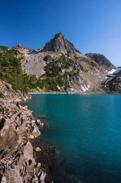 Krásná Scenérie Horského Jezera Skalami Horami — Stock fotografie