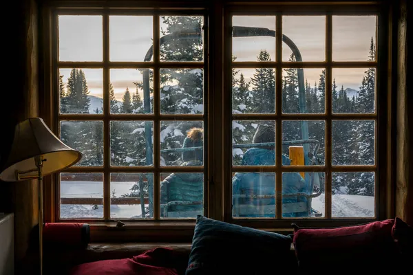 Innenraum Eines Zimmers Mit Fenster Auf Dem Bett — Stockfoto