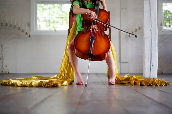 Young Woman Playing Violin — Stock Photo, Image