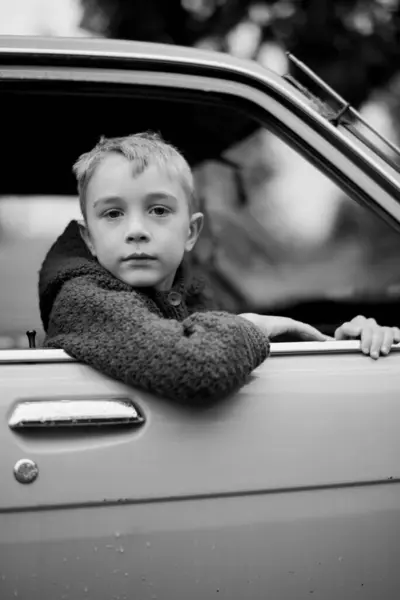 Kleines Mädchen Mit Einem Spielzeugauto — Stockfoto