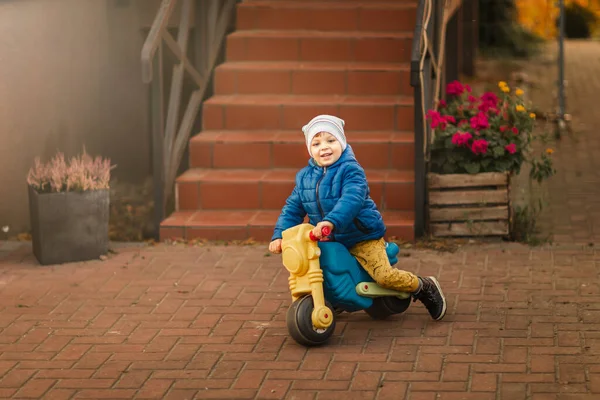 Menino Casaco Azul Montando Moto Brinquedo Lado Escadaria — Fotografia de Stock