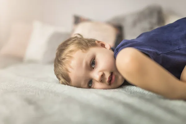Половина Тіла Маленького Блондинка Лежить Ліжку — стокове фото
