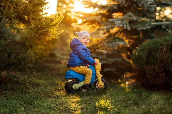 Menino Com Olhos Azuis Jaqueta Azul Brinquedo Plástico — Fotografia de Stock