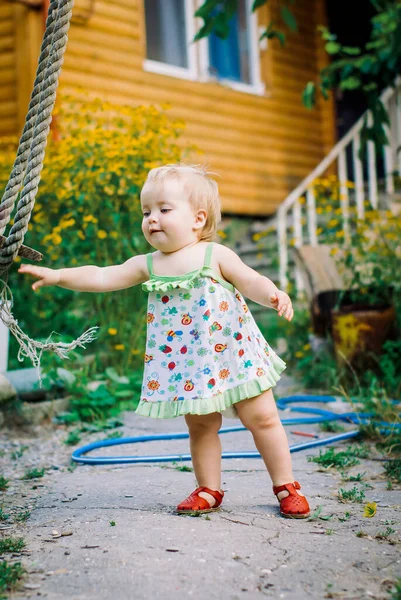 Bahçede Yaşlarında Tatlı Bir Kız Bebek Kırsal Salıncak Çalıyor — Stok fotoğraf