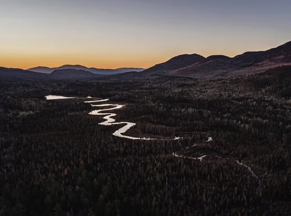 Bach Schlängelt Sich Bei Sonnenuntergang Durch Das Tal — Stockfoto