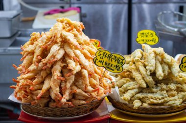 Gangneung Jungang Merkez Pazarı 'nda kızarmış karides. Kore' de geleneksel bir yiyecek pazarı.