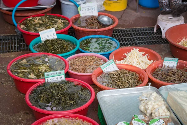 Wodorosty Morskie Kiełki Warzywa Miskach Tradycyjnym Koreańskim Rynku Spożywczym — Zdjęcie stockowe