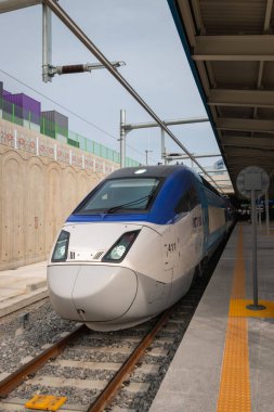 Gangneung, Güney Kore 19 Şubat 2018: Gangneung İstasyonu 'ndaki High Speed Rail KTX treni kalkışa hazır.