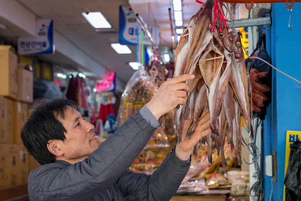 Gangneung Korea Południowa Lutego 2018 Człowiek Jungang Central Market Tradycyjnym — Zdjęcie stockowe