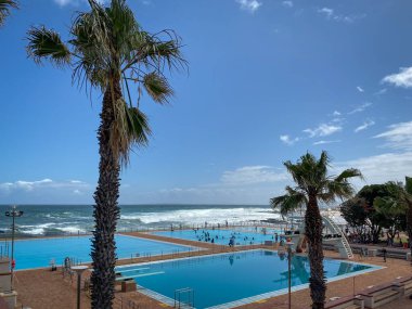 Cape Town, Güney Afrika 6 Kasım 2019 Deniz Noktası Pavillon Yüzme Havuzu deniz ve mavi gökyüzüne karşı.