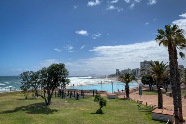 Cape Town, Güney Afrika 'da deniz ve mavi gökyüzüne karşı Deniz Noktası Pavillon Yüzme Havuzu