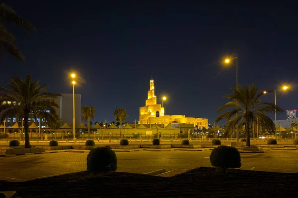 卡塔尔多哈的城市风景古镇 有Al Fanal大楼和卡塔尔伊斯兰文化中心 夜晚在漆黑的天空中 — 图库照片