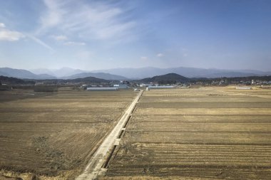 Güney Kore, Gangneung yakınlarındaki kırsal arazi ve tarım arazilerinin manzarası.