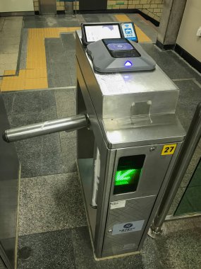 Seul, Güney Kore - 27 Şubat 2018: Seul Metropolitan Metro İstasyonu giriş kapısı, Güney Kore