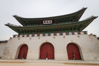 Güney Kore 'nin Jongno-gu şehrindeki Gwanghwamun Sarayı' nın ana kapısı bulutlu gökyüzüne karşı.