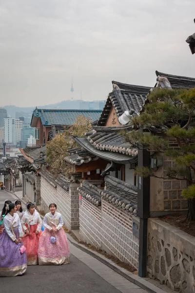 Seul Coréia Sul Fevereiro 2018 Jovens Mulheres Vestidos Tradicionais Coreanos — Fotografia de Stock