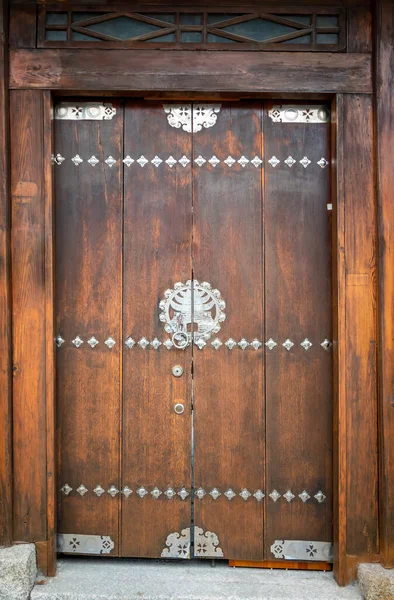 Porta Madeira Coreana Velha Com Ornamentos Tradicionais — Fotografia de Stock
