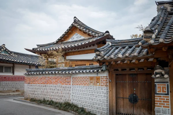 Casa Residencial Coreana Tradicional Com Azulejos Parede Telhado Circundantes Bukchon — Fotografia de Stock