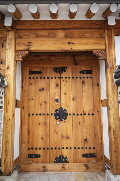 Porta Madeira Coreana Velha Com Ornamentos Tradicionais — Fotografia de Stock