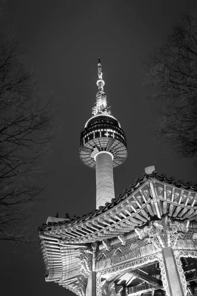 Vista Baixo Ângulo Templo Coreano Frente Seoul Tower Namsan Mountain — Fotografia de Stock